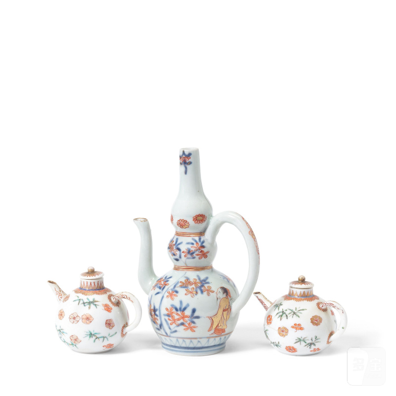 江戶時代 十七/十八世紀 伊萬里執壺及酒壺一對 | AN IMARI GOURD EWER AND A PAIR OF MINIATURE WINE POTS AND COVERS - 图4